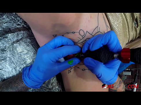 ❤️ Uiters getatoeëerde hottie Sully Savage het 'n tatoeëermerk op haar klitoris gekry ️ Porno by ons af.mailkassa.ru ﹏